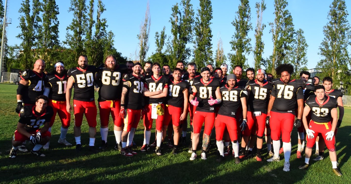La squadra senior dei Chiefs Ravenna riunita in campo